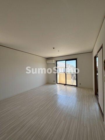 物件内観写真15　(ゆったりとした居間です)