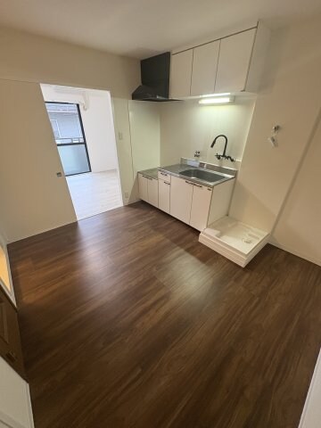 物件内観写真3　(こちらの居間で趣味の時間をお楽しみください)