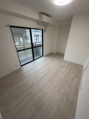 物件内観写真5　(開放的な寝室です)