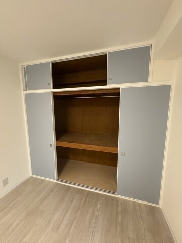 物件内観写真11　(大きなスペースがあり、収納には困りません)