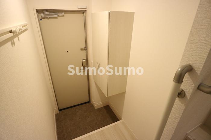 物件内観写真2　(収納もある玄関です)