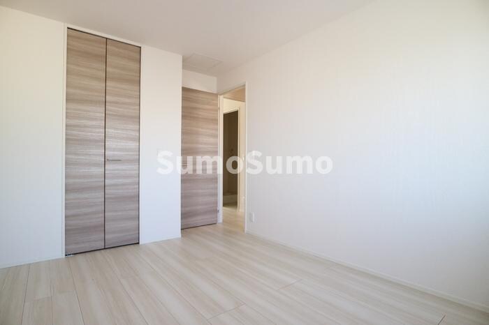 物件内観写真5　(落ち着いた色調の寝室です)