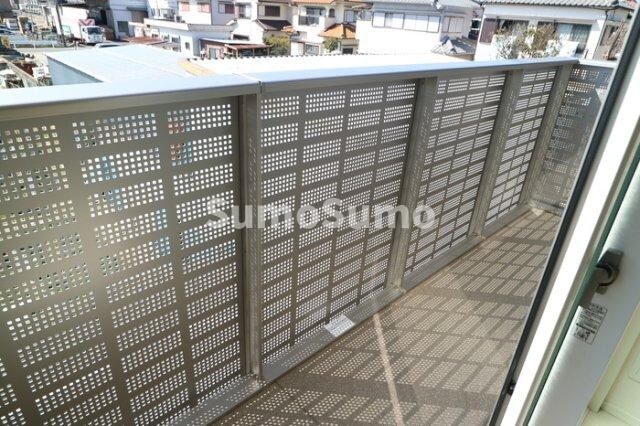 物件内観写真11　(開放的で明るい空間を演出してくれるバルコニーです)