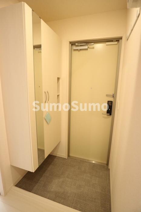 物件内観写真3　(収納もある玄関です)