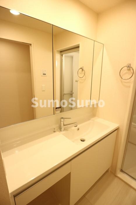 物件内観写真8　(明るい洗面所です)