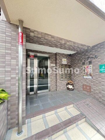 物件外観写真2　(落ち着いたエントランスです)