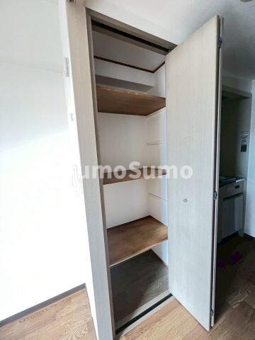 物件内観写真12　(大きなスペースがあり、収納には困りません)