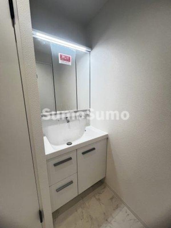 独立洗面台(独立洗面台、朝の身支度には欠かせません)