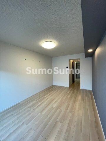 物件内観写真5　(ゆったりとしたリビングです)