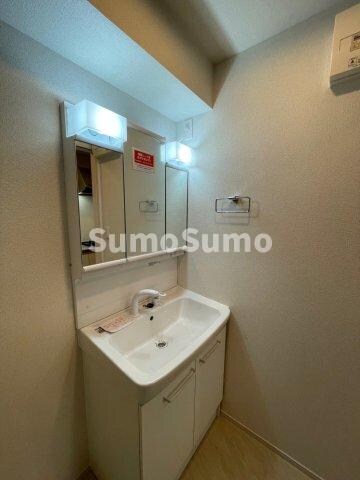 物件内観写真10　(広い洗面スペース)