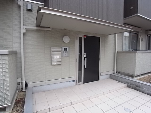 物件外観写真2　(落ち着いたエントランスです)