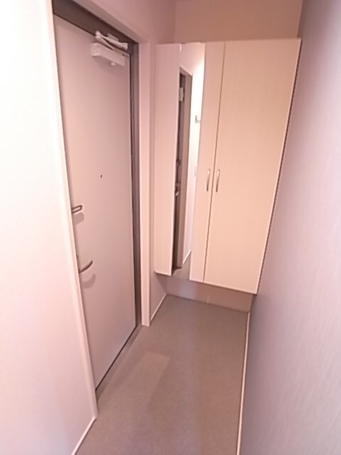 物件内観写真3　(明るい玄関です)