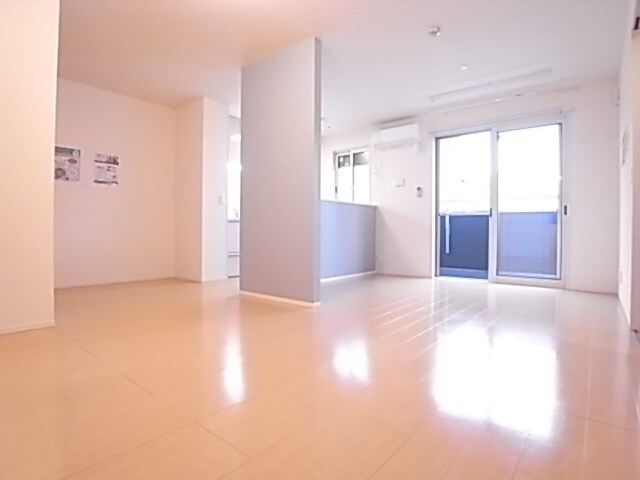 物件内観写真4　(こちらの居間で趣味の時間をお楽しみください)