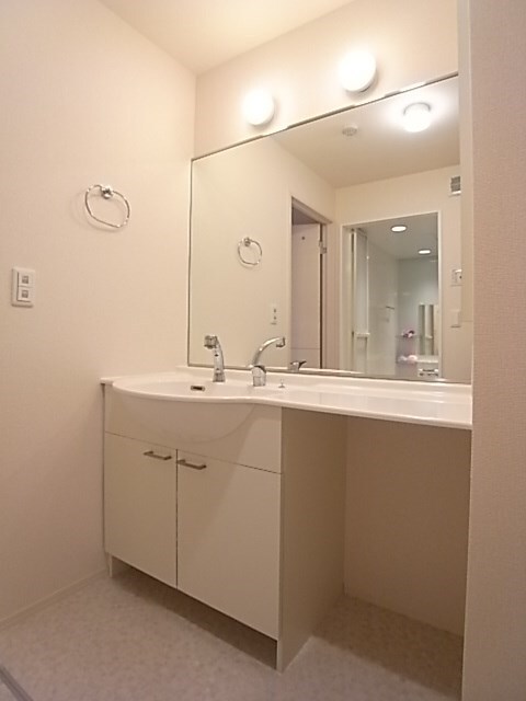 物件内観写真9　(独立洗面台あり、毎朝おしゃれに忙しい女性の方におすすめです)