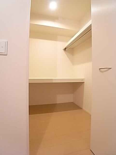 物件内観写真11　(たっぷりとした収納スペースです)