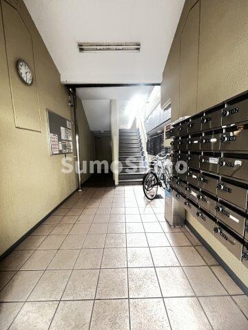 物件外観写真4　(清潔なロビーです)