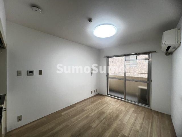 物件内観写真19　(落ち着いた色調の寝室です)