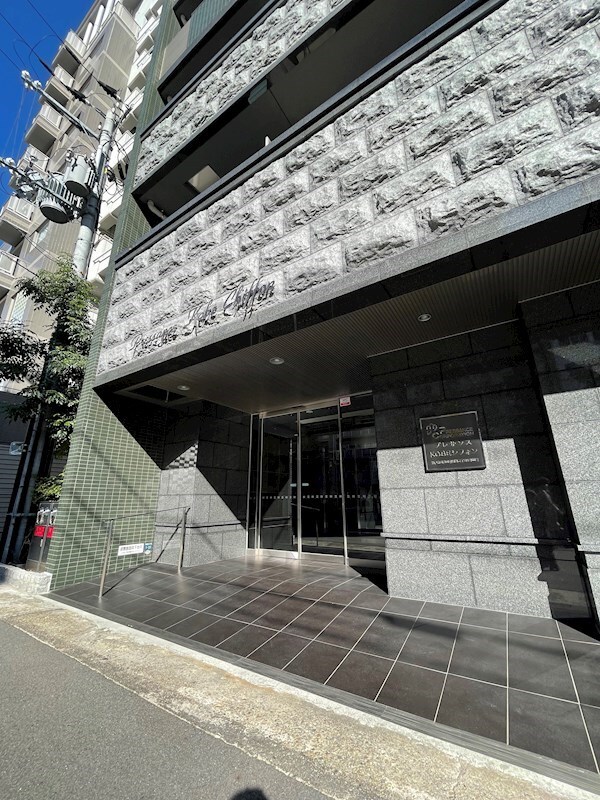 物件外観写真3　(清潔なエントランスです)