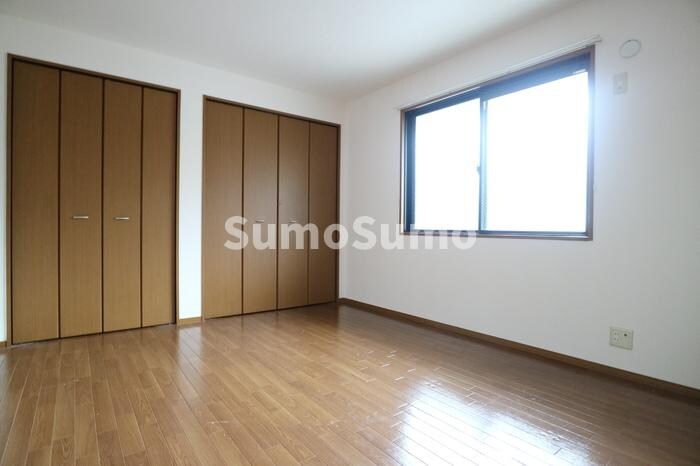 物件内観写真5　(広くて明るい寝室)