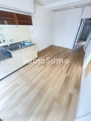 物件内観写真6　(ゆったりとした居間です)