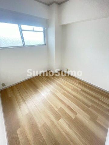 物件内観写真9　(落ち着いた色調の寝室です)