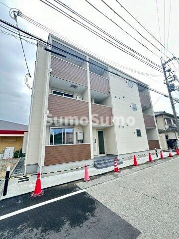 物件外観写真1　(外観は落ち着いています)