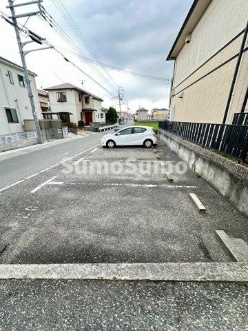 物件外観写真2　(駐車場があるので、車を買う予定の方も安心です)