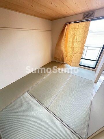 物件内観写真6　(い草の香りが落ち着く素敵な和室です)