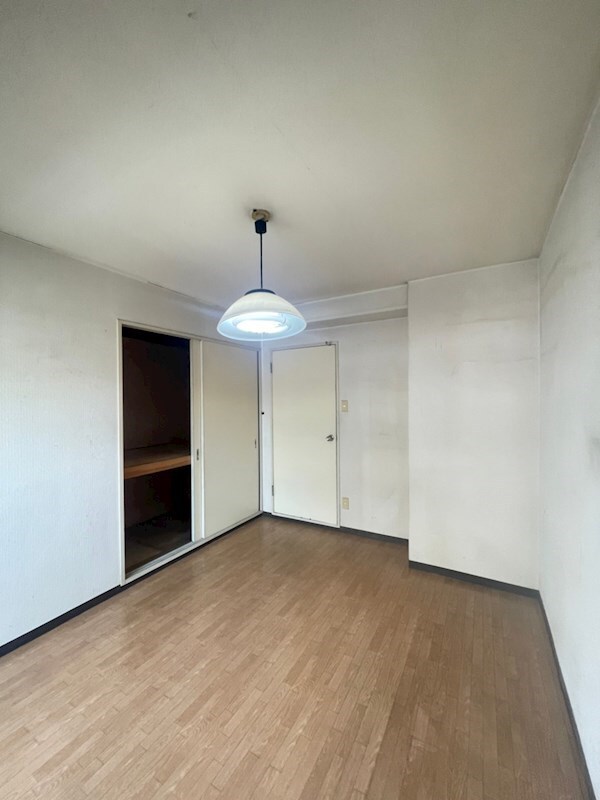 物件内観写真8　(開放的な寝室です)