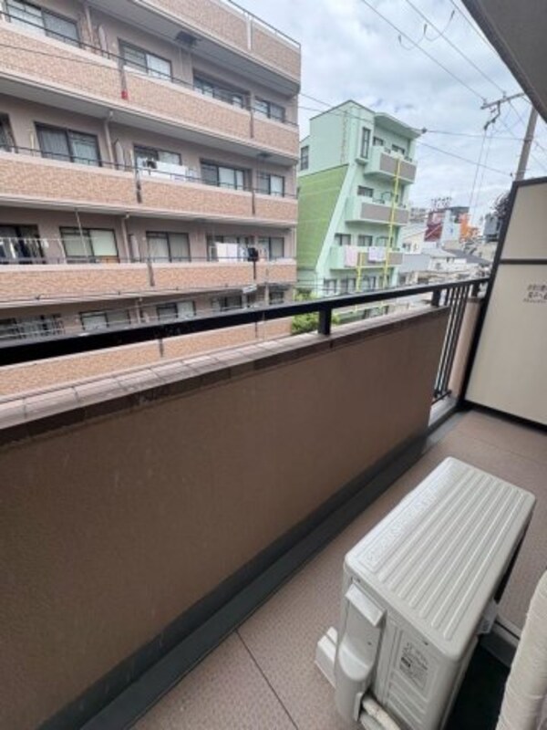 バルコニー(開放的で明るい空間を演出してくれるバルコニーです)