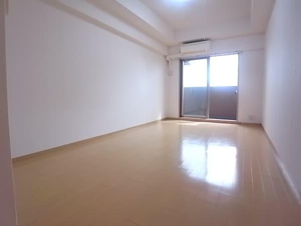 居室(こちらの居間で趣味の時間をお楽しみください)