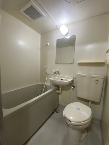 物件内観写真7　(朝の支度にも助かる、独立の洗髪洗面化粧台)