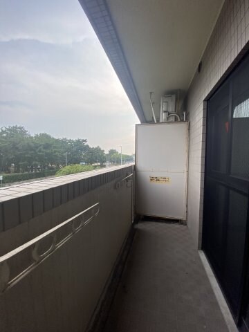 物件内観写真11　(開放的で明るい空間を演出してくれるバルコニーです)