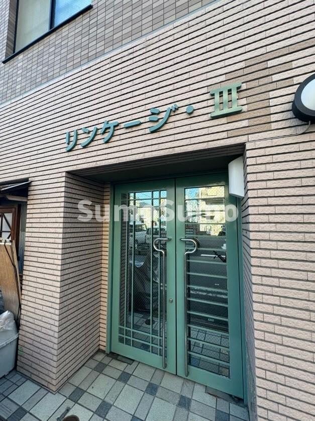 物件外観写真3　(清潔なエントランスです)