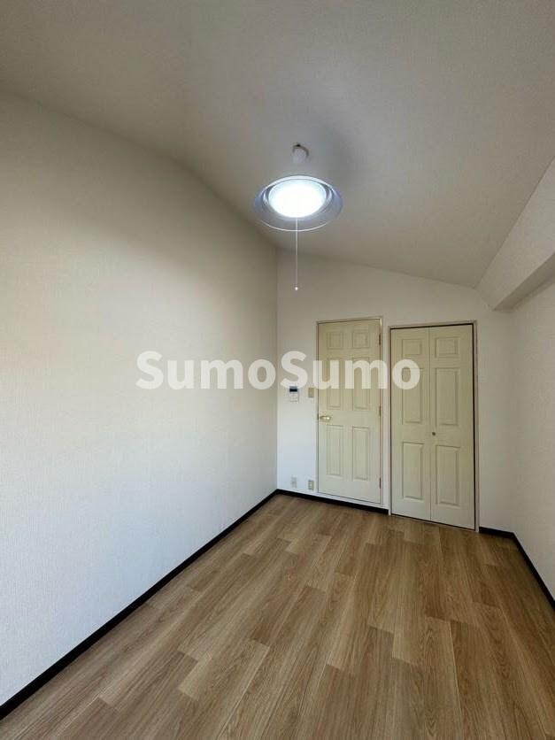 物件内観写真7　(広くて明るい寝室)