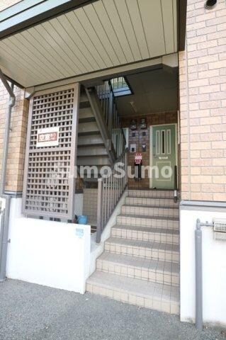 物件外観写真2　(清潔なエントランスです)