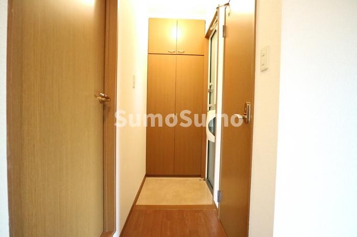 物件内観写真4　(ゆったりとした玄関です)