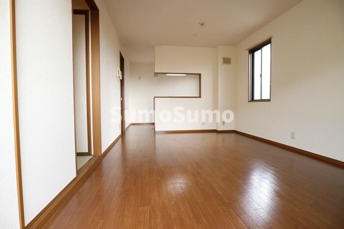 物件内観写真5　(こちらのリビングで趣味の時間をお楽しみください)