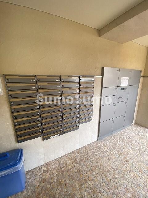 物件外観写真2　(便利な宅配ボックス完備♪)