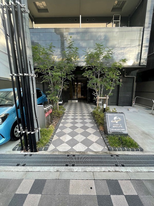 物件外観写真2　(落ち着いたエントランスです)