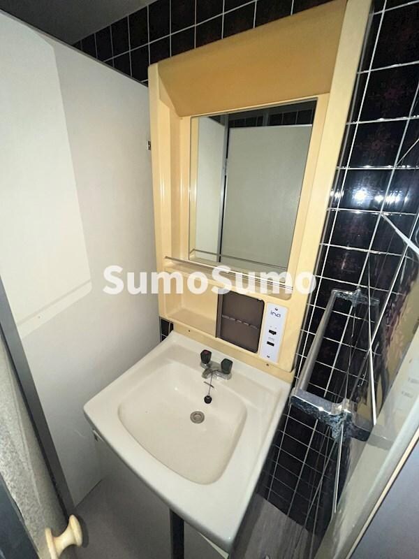 物件内観写真11　(独立洗面化粧台が付いています)