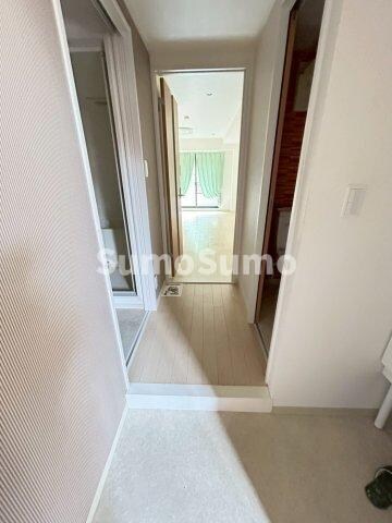 物件内観写真5　(明るい玄関です)