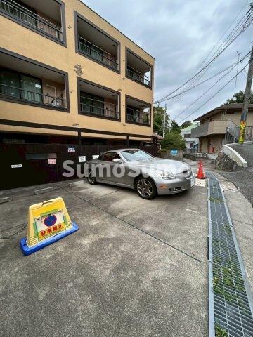 物件外観写真3　(駐車場です)