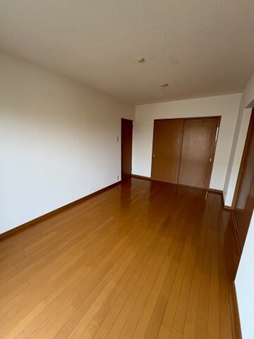 物件内観写真6　(落ち着いた色調の寝室です)