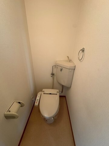 物件内観写真10　(ゆったりとした空間のトイレです)