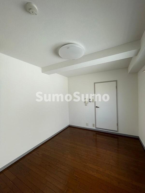 物件内観写真22　(落ち着いた色調の寝室です)