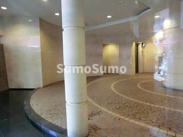 物件外観写真3　(ゆとりのあるロビーです)