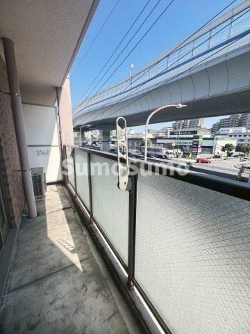 物件内観写真12　(開放的で明るい空間を演出してくれるバルコニーです)