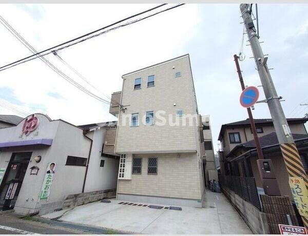 物件外観写真1　(外観は落ち着いています)