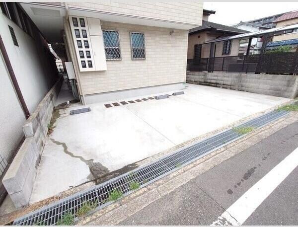 物件外観写真2　(車をお持ちの方に嬉しい駐車場付きの物件です)